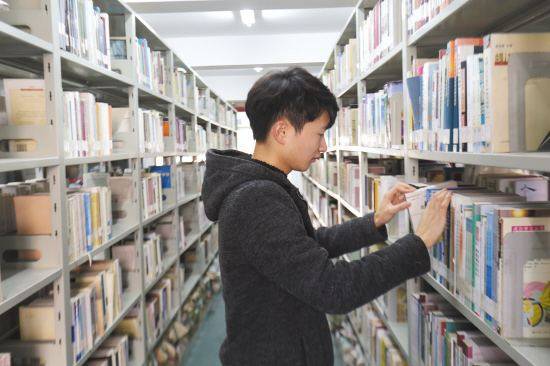 985大学生去工厂体验生活,工作一天便辞职,父母的话很现实
